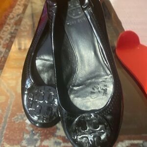 Tory Burch Black Patent Leather Medallion Logo Ballet Flats 5.5